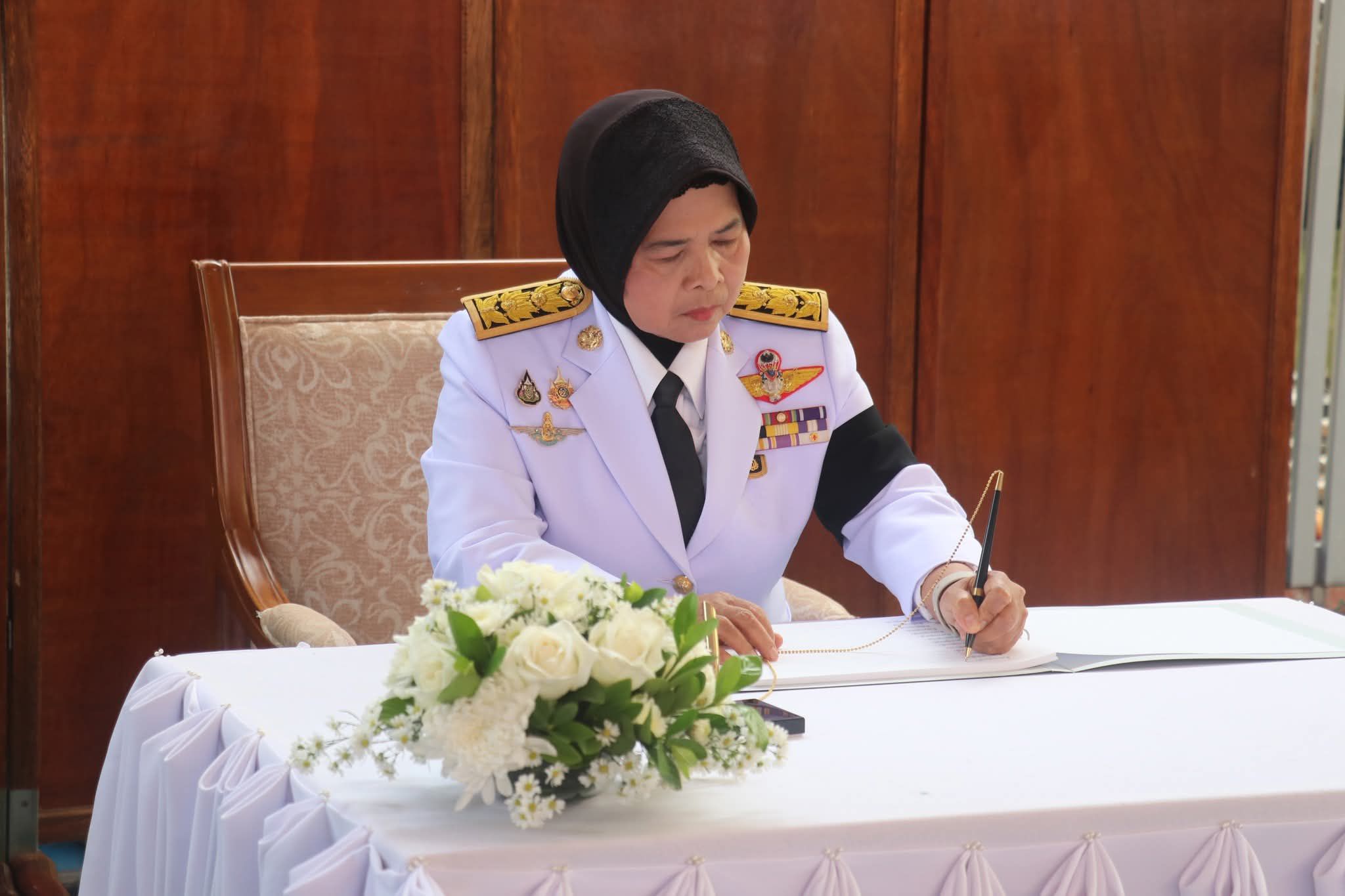 ขท.ปัตตานี ร่วมพิธีถวายน้ำสรงพระบรมศพหน้าพระฉายาลักษณ์ สมเด็จพระนางเจ้าสิริกิติ์ พระบรมราชินีนาถ พระบรมราชชนนีพันปีหลวง